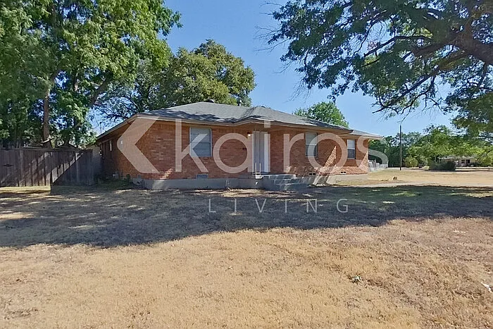 3 bed, 2.5 bath, 1704 sqft, $2,125 — Photo 2