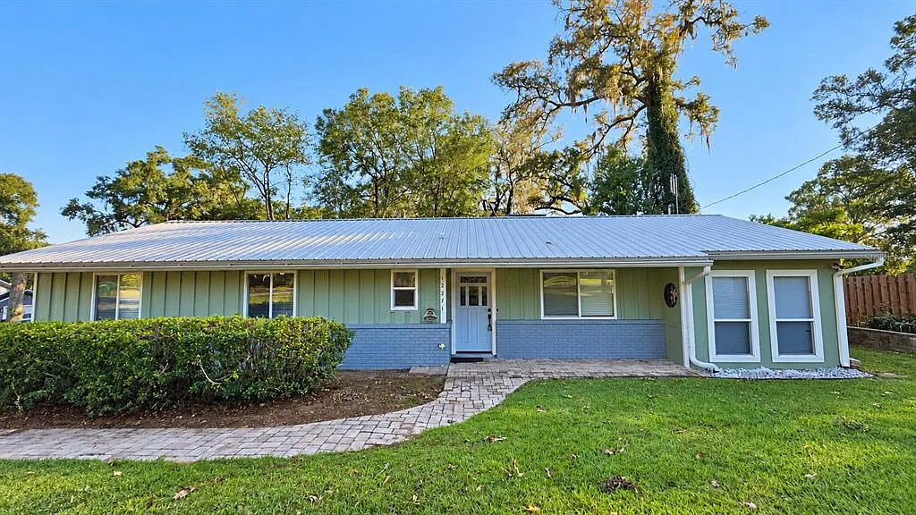 3 bed, 2.0 bath, 1552 sqft, $2,200 — Photo 1