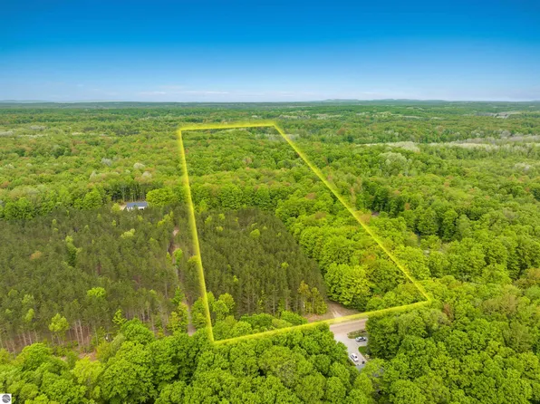 5840 Pratt Rd, Lake Ann, MI 49650