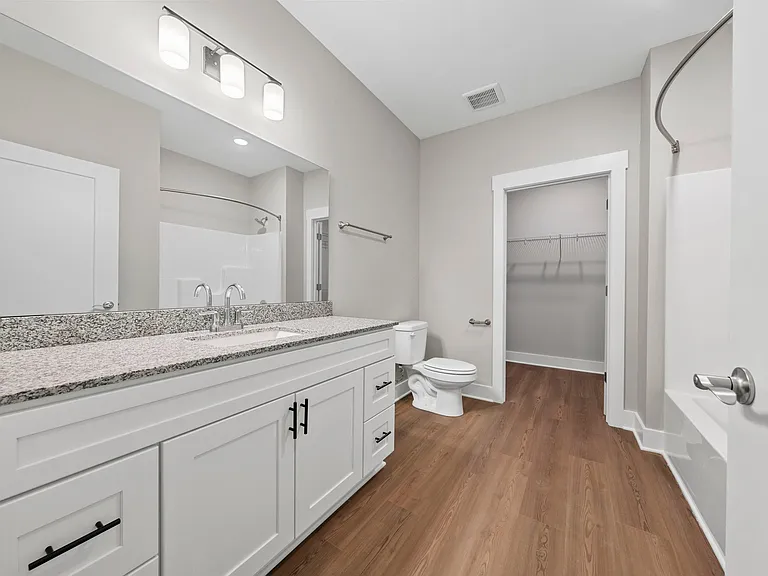 Mount Victor Olde Towne Luxury Apartments — Photo 157
