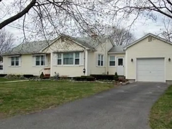 16 Edmund St, Chicopee, MA 01020