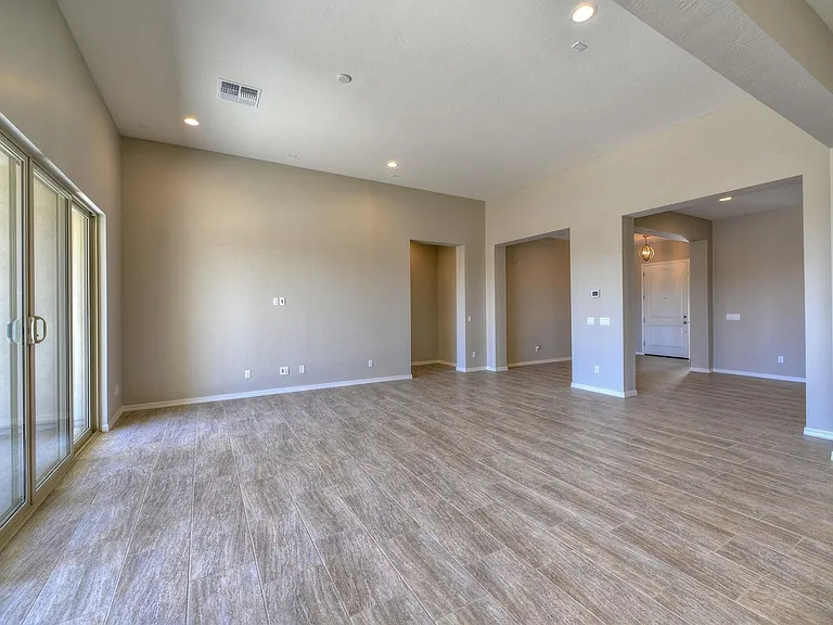 9409 W Daley Ln — Photo 7