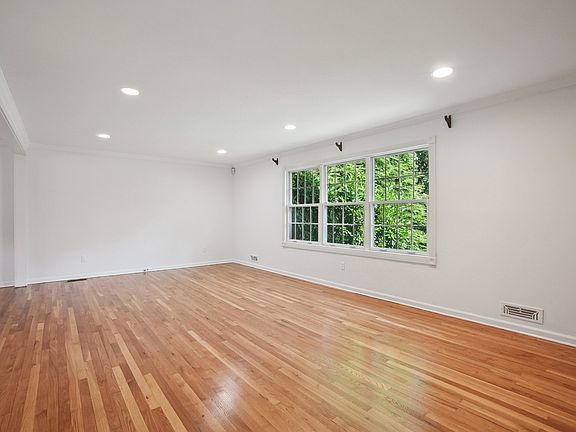 5th image of 15 Mansfield Ct