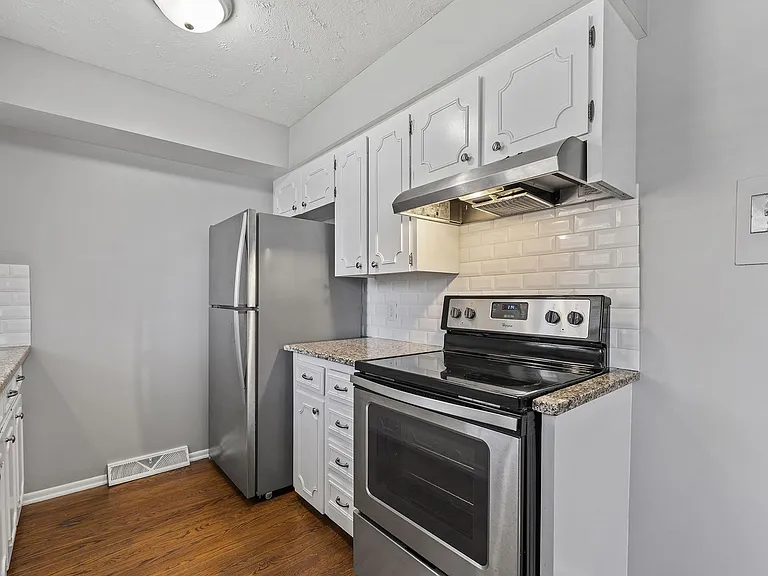 5508 S 122nd St — Photo 16