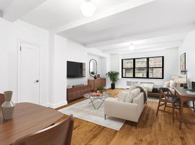 307 E 44th St
