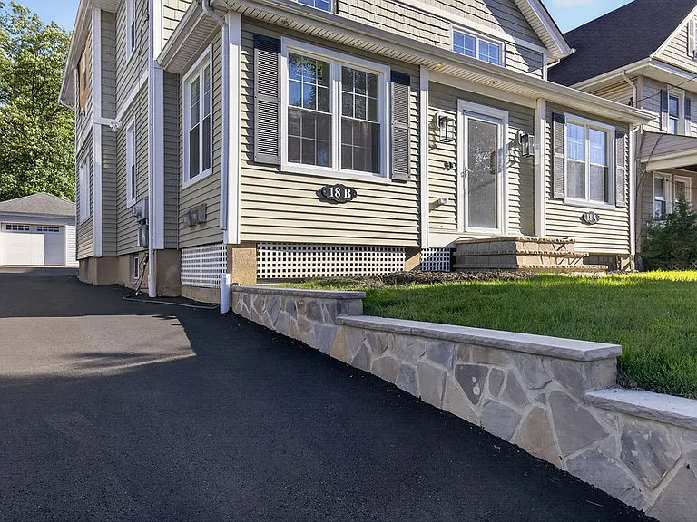 18 Walnut St #A — Photo 2