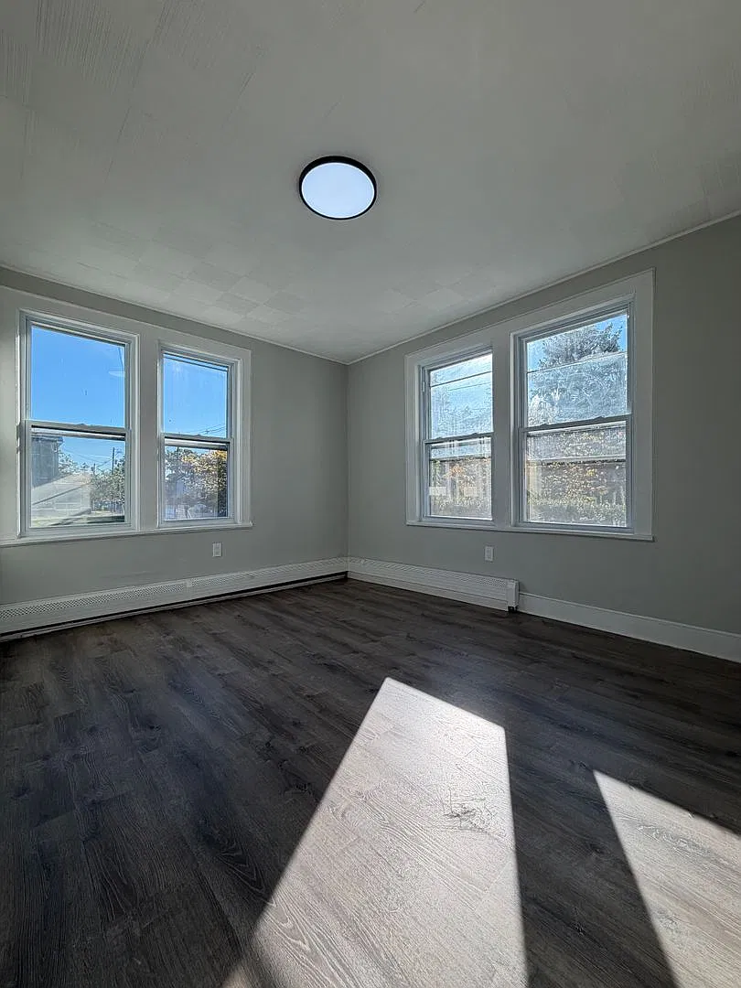East 9th Apartments — Photo 4