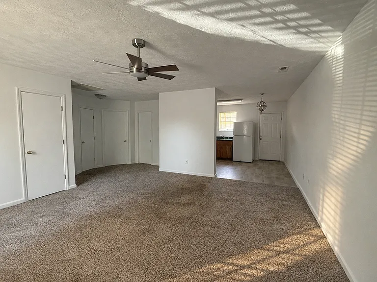 602 Kings Rd — Photo 2
