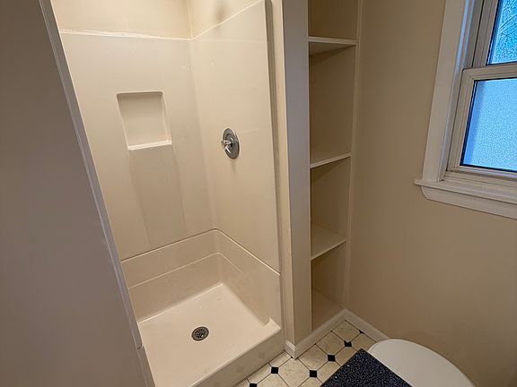 4th image of 832 Harold Ave