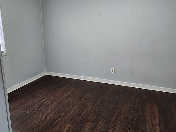 2nd image of 918 E Elm St