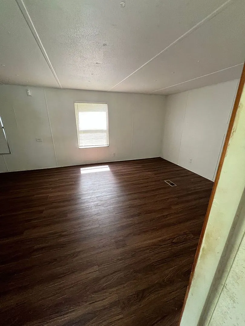 Bright & Spacious 2-Bedroom Mobile Home with Open Floor Plan — Photo 2