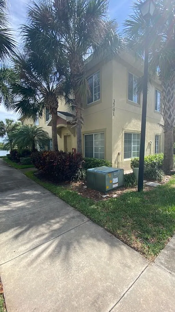 Beautiful 3 Bedroom 2.5 Bath Townhome in Lakeside Village!! — Photo 3