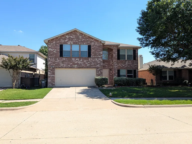 2348 White Oak Dr — Photo 1