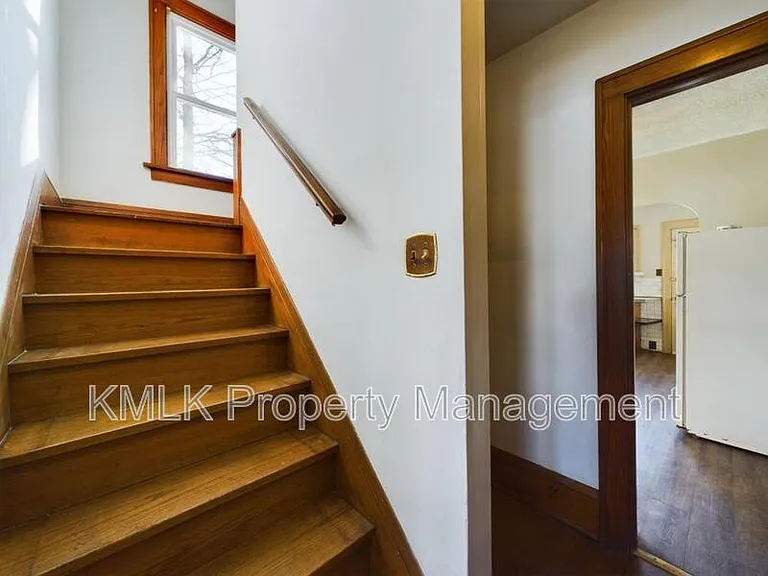 524 Allyn St — Photo 26