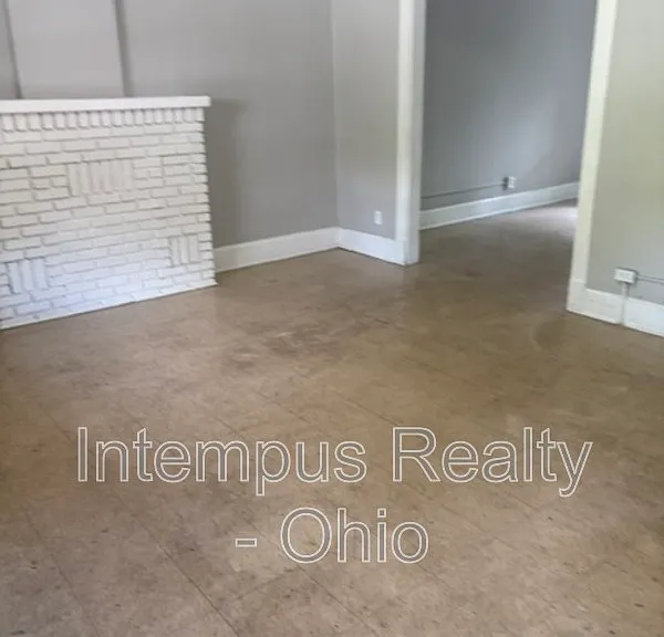 915 Lakewood Ave — Photo 2