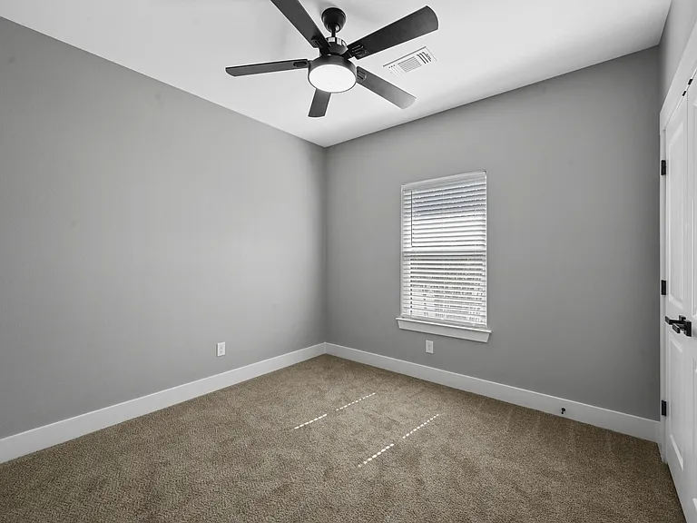 527 W Walker St — Photo 8