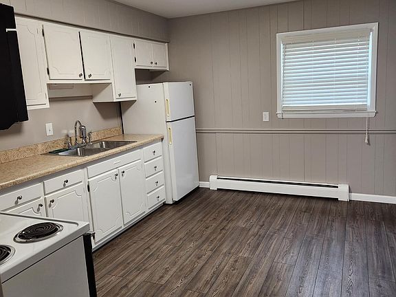 3rd image of 915 E Main St APT 2