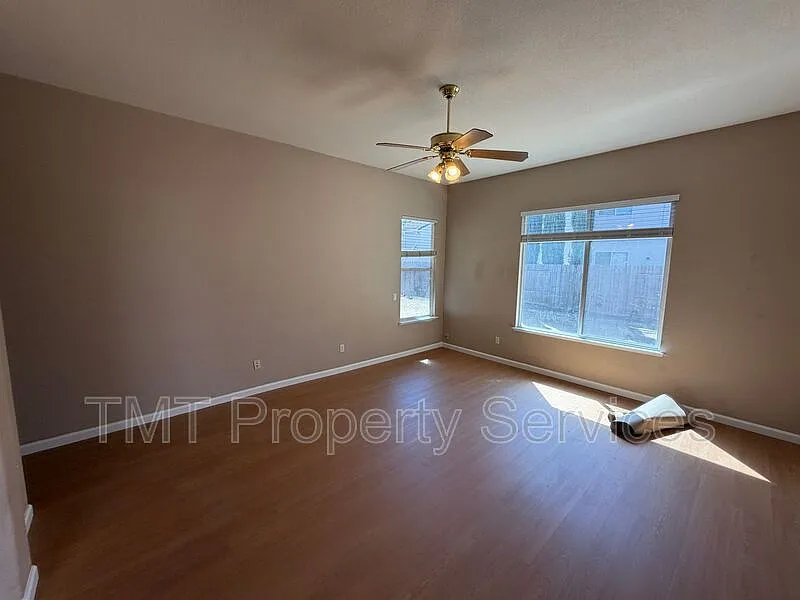 4 bed, 2.0 bath, 2060 sqft, $3,100 — Photo 4