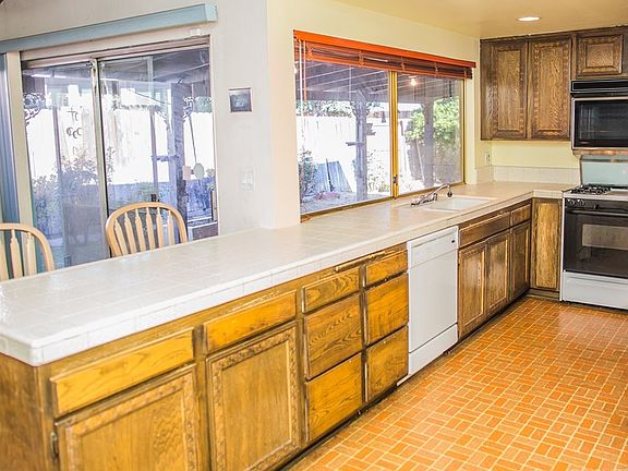 5th image of 20258 Wyandotte St