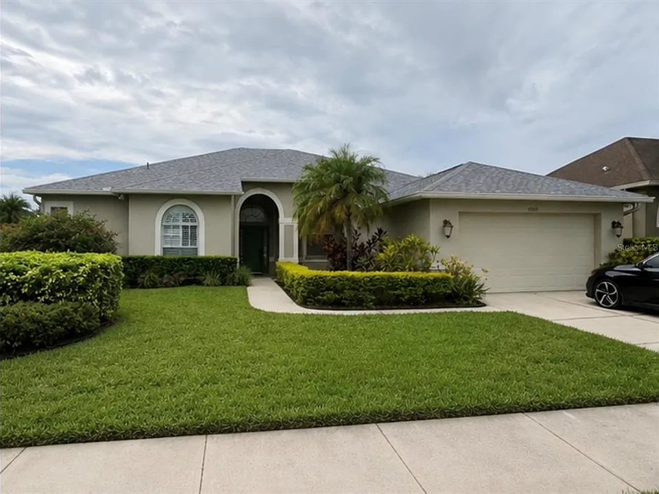 4910 Flagstone Dr
