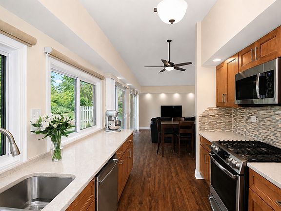 3rd image of 743 Parkview Ct