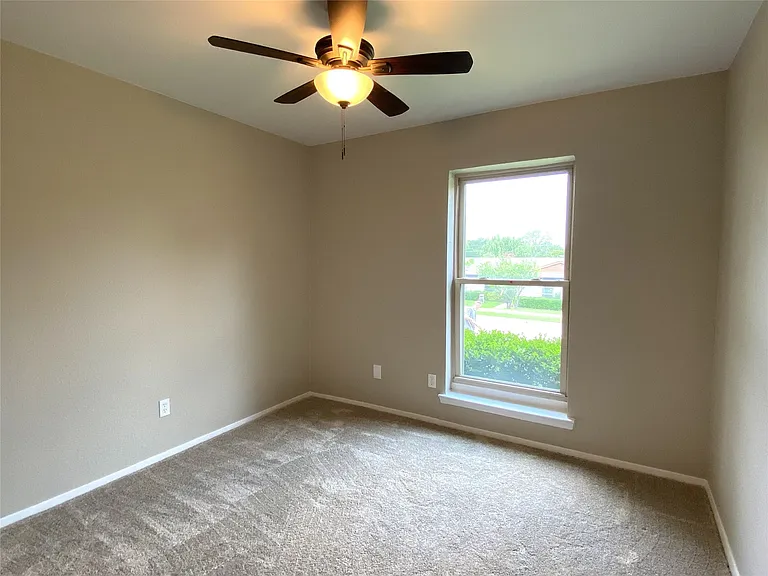 2704 Winding Creek Dr — Photo 17
