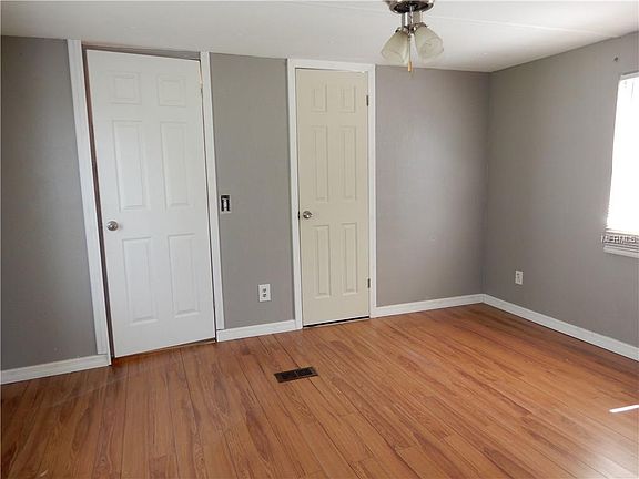 3rd image of 533 De Resine Carre St