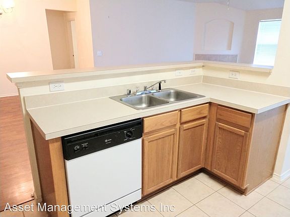 3rd image of 900 Beechwood Dr