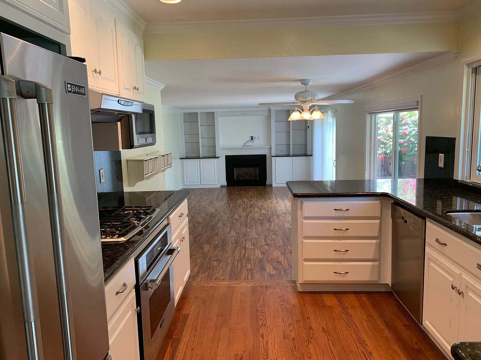 3 bed, 2.5 bath, 1938 sqft, $5,400 — Photo 4