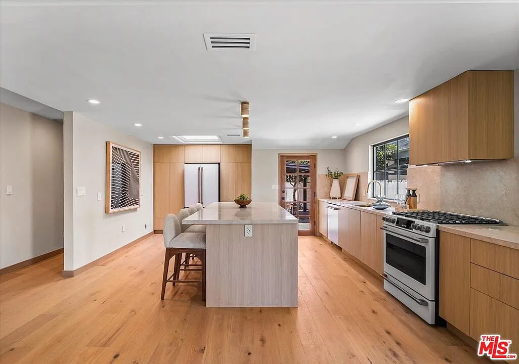 4 bed, 3.5 bath, 2550 sqft, $12,500 — Photo 4