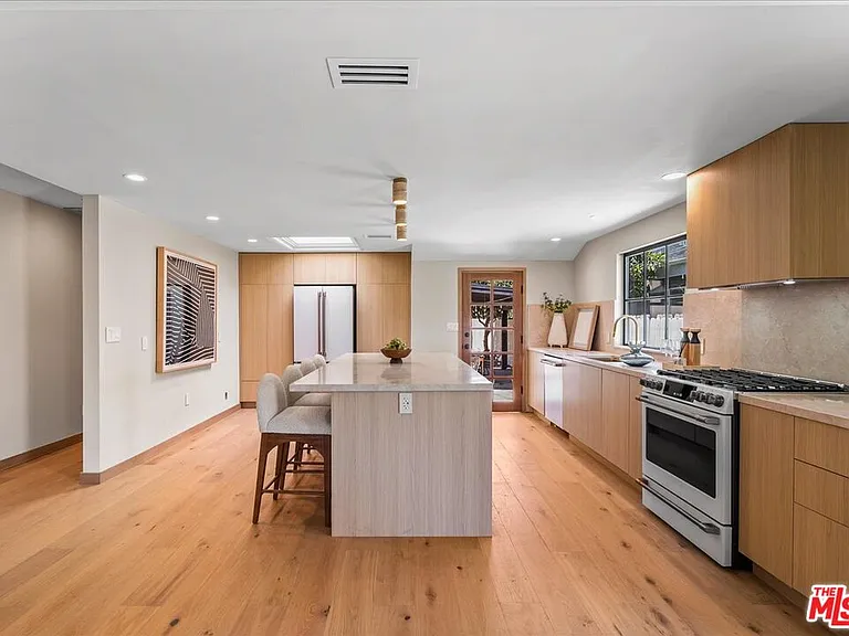 14537 Hesby St — Photo 4