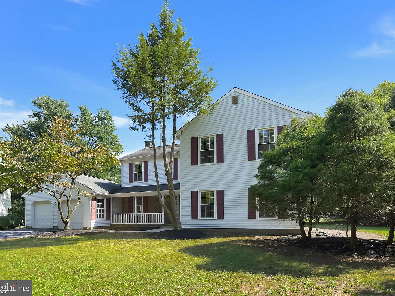 4 bed, 2.5 bath, 2544 sqft, $4,200 — Photo 2