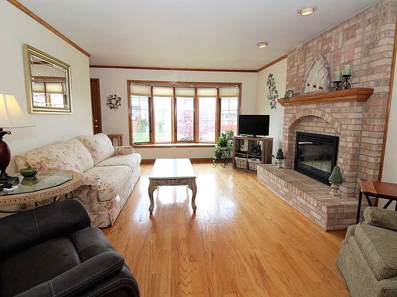3rd image of 3625 N Newland Ave