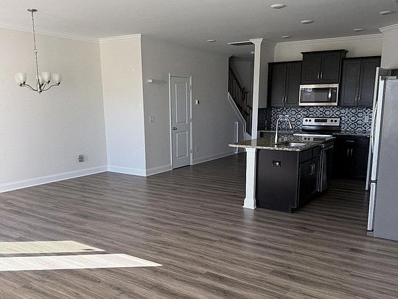 5th image of 420 Yellow Fox Rd