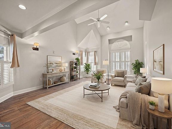 4th image of 124 River Oaks Cir