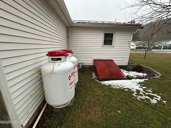 5th image of 15 Kingsbury Dr
