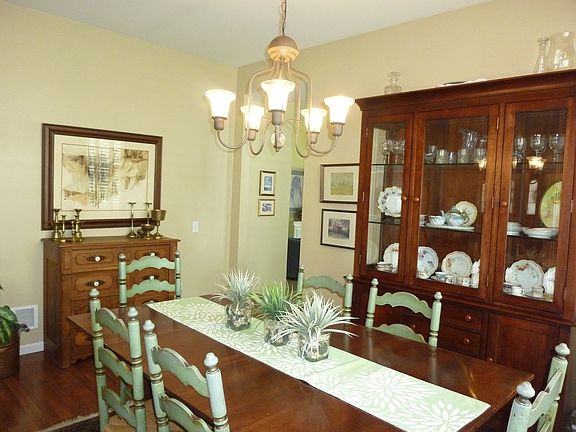 Spacious Dining Room, beautiful laminate floors