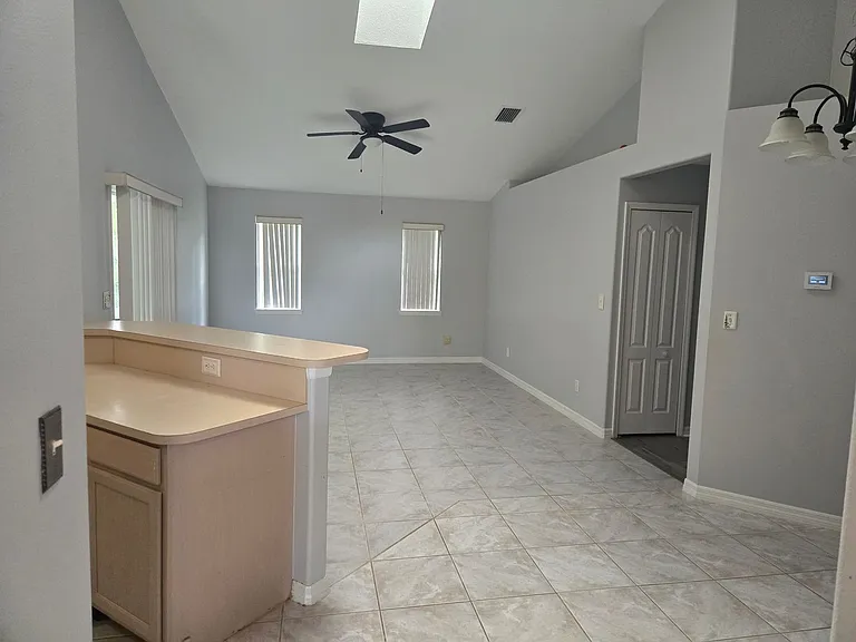 292 Carmel Dr — Photo 3