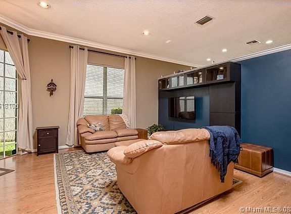 WIDE OPEN LIVING ROOM