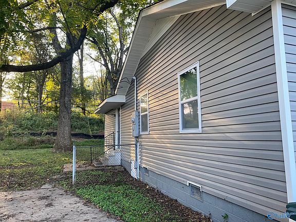 2nd image of 823 Crestline Cir NW