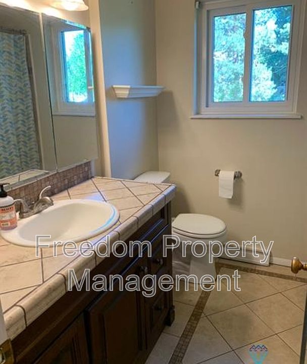 1st image of 2821 N Weaver Cir Room 2