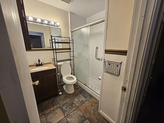 5th image of 132 Elliott St