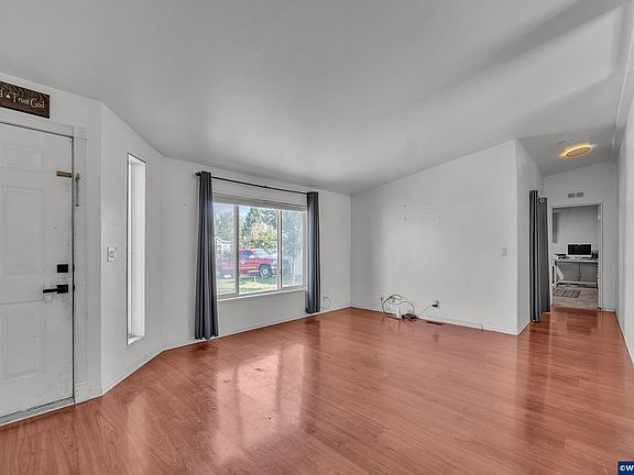 3rd image of 733 Fescue Ave
