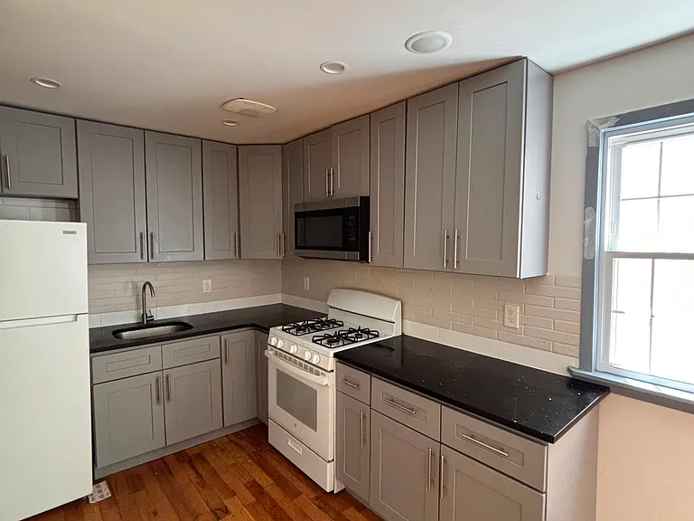 23 Hawk St #2R — Photo 2