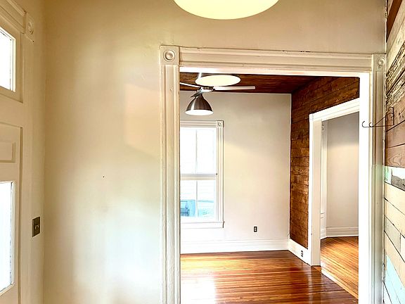3rd image of 902 N Pine St