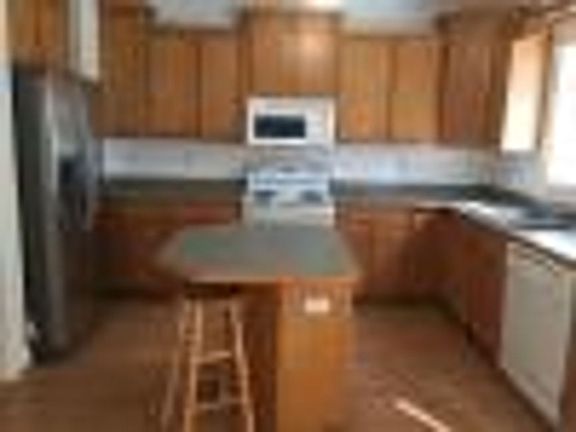 3rd image of 321 Wyndhurst Dr