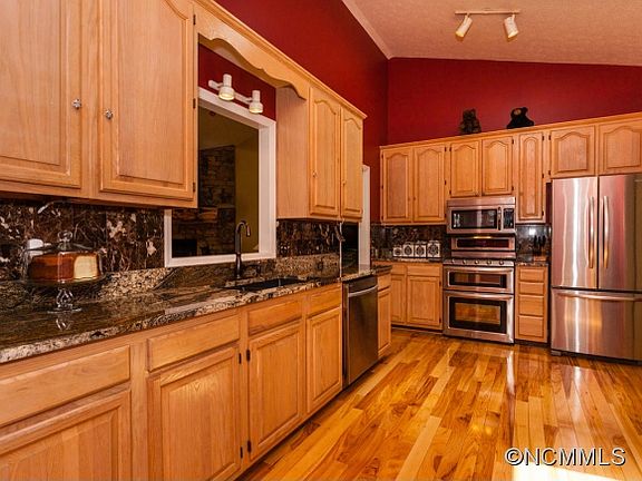 5th image of 10 Caroline Dr