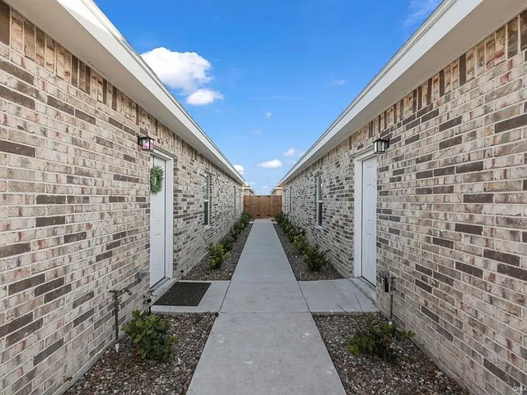 1013 W Mahala Ave #1 — Photo 2