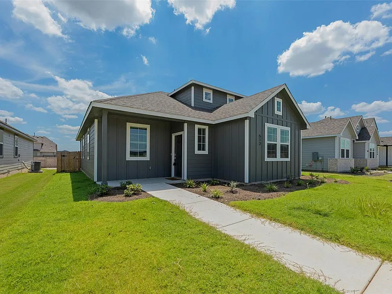 512 Clearlake Dr — Photo 2