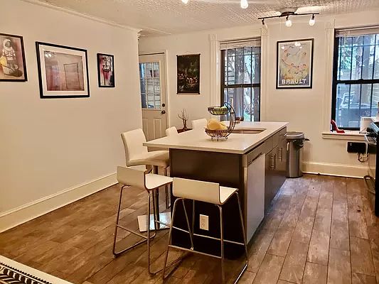 4th image of 464 Marion St #1